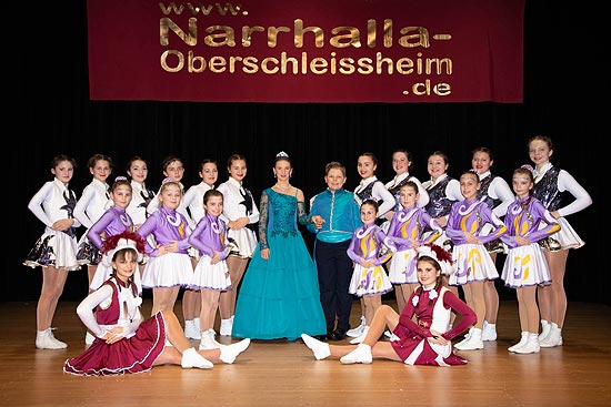 Kinderprinzenpaar der Narrhalla Oberschleißheim 2019 mit Garde (©Foto: Martin Schmitz)